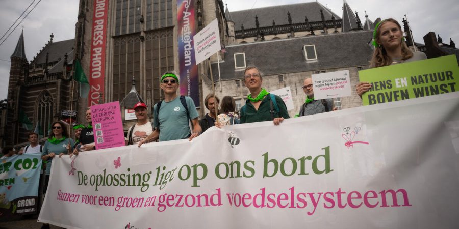 On Saturday, September 12, 2026, tens of thousands gathered in Amsterdam for the Climate March. Protesters demand an immediate end to fossil fuel reliance and corporate pollution, advocating for a fair and sustainable future for all.
Wereldwijd verliezen mensen hun huizen, oogsten en levens door de gevolgen van de klimaatcrisis. Op zaterdag 12 september 2026 kwamen tientallen duizenden mensen samen tijdens de Klimaatmars in Amsterdam. Demonstranten eisen van de overheid dat er direct wordt gestopt met de afhankelijkheid van de fossiele industrie en grote vervuilers. Deelnemers vragen om een rechtvaardige en leefbare toekomst voor iedereen.
